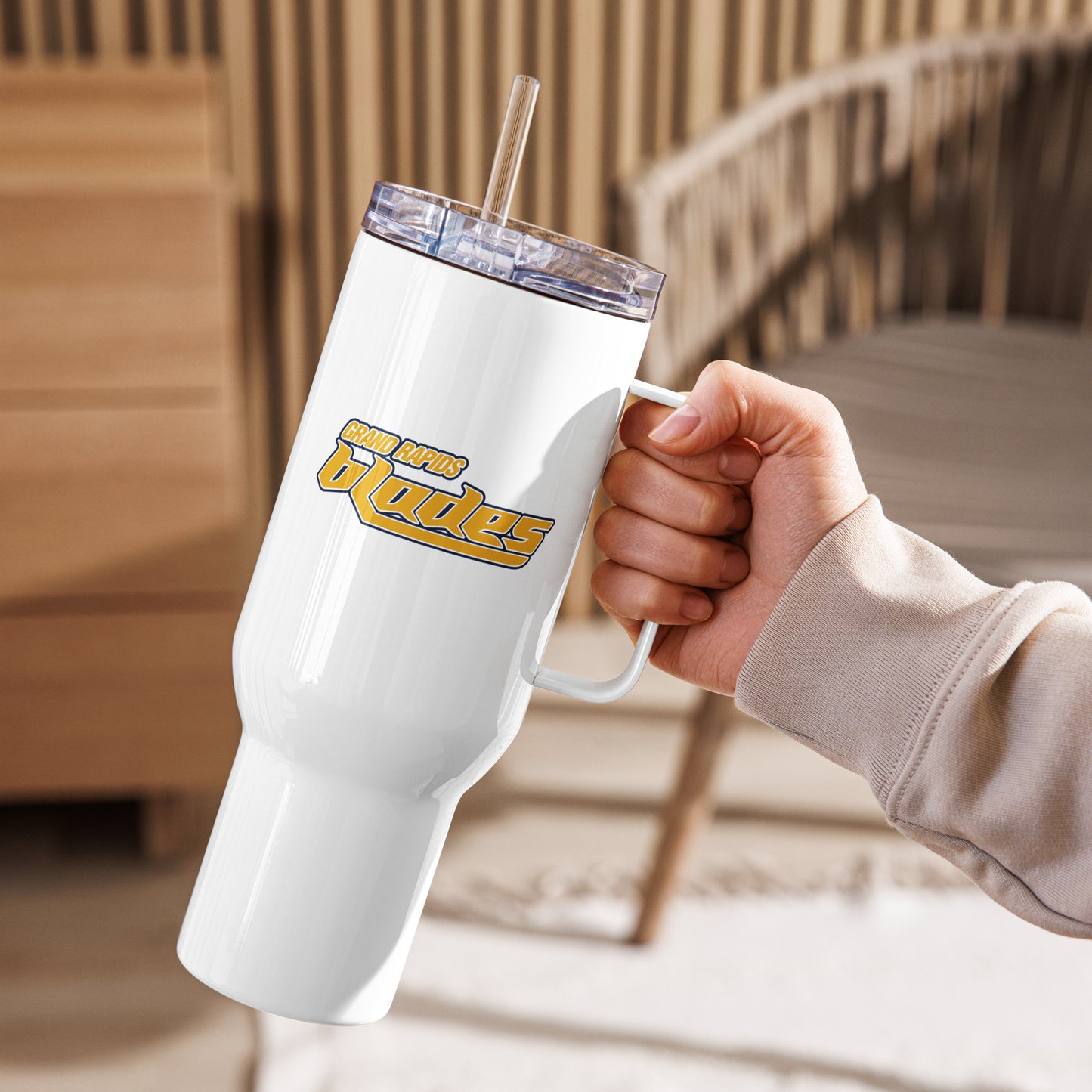 Travel mug with a handle